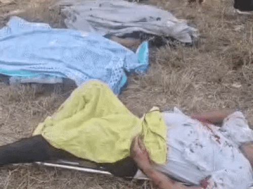 एक्सीडेंट के बाद सड़क किनारे पड़े पति-पत्नी और बेटी के शव।