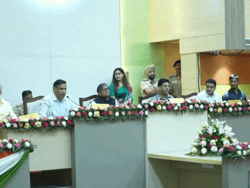 कार्यक्रम में मौजूद प्रशासक कटारिया
