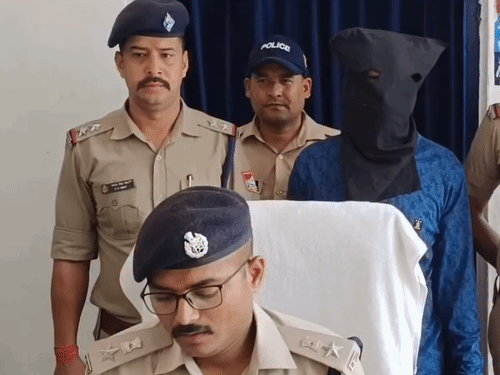 मामले पर जानकारी देते हुए पिथौरागढ़ एसपी अक्षय प्रह्लाद कोंडे।
