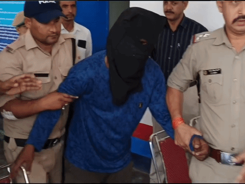 पिथौरागढ़ में आरोपी को हिरासत में लेती पुलिस।