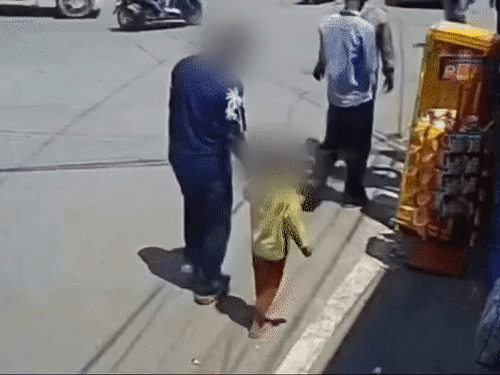 सीसीटीवी फुटेज में मासूम बच्ची को अपने साथ ले जाता आरोपी।