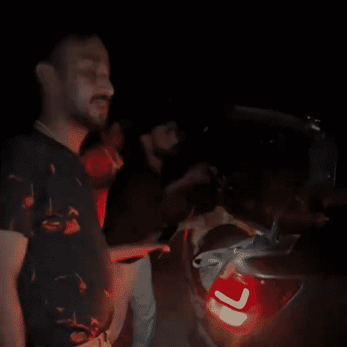 ओवरटेक करने को लेकर दोनों पक्षों में बहस हो गई।