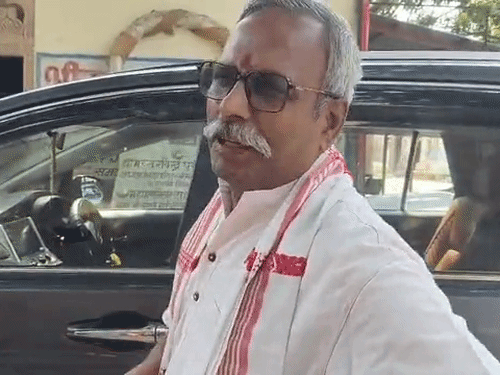 मीडिया ने गोपाल राव से पूछा कि क्या चंपत राय ने इस्तीफा दे दिया? तब वह मुस्कुराकर बोले थे कि भगवान जाने।