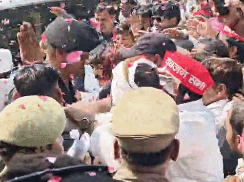 आझमगड जिल्ह्यात एका खाजगी कार्यक्रमात पोहोचलेले सपा प्रमुख अखिलेश यादव यांनी अयोध्येतील देणगी चोरीचा मुद्दा उपस्थित केला.