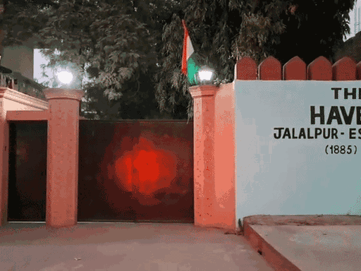 यह जलालपुर एस्टेट की वही हवेली है, जिस पर अब परिवार के कई सदस्य अपना दावा ठोक रहे हैं।