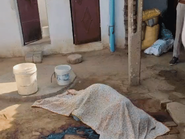 दोनों बच्चों के शव खटिया पर, जबकि महिला का शव जमीन पर पड़ा था।