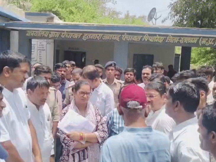 हादसे के बाद परिजनों ने प्रशासन से मृतकों के परिजनों के लिए सरकारी नौकरी की मांग की है.