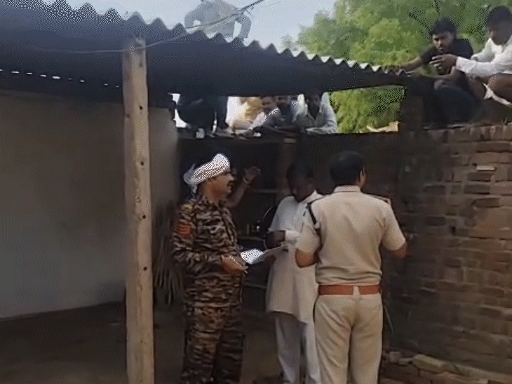 पुलिस पड़ोसियों से पूछताछ कर रही है।