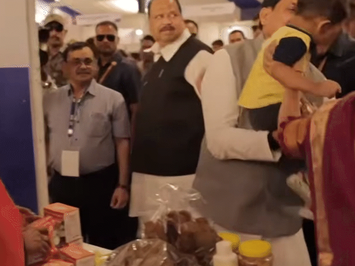 कार्यक्रम के दौरान मुख्यमंत्री डॉ. मोहन यादव एक बच्चे को दुलारते नजर आये.