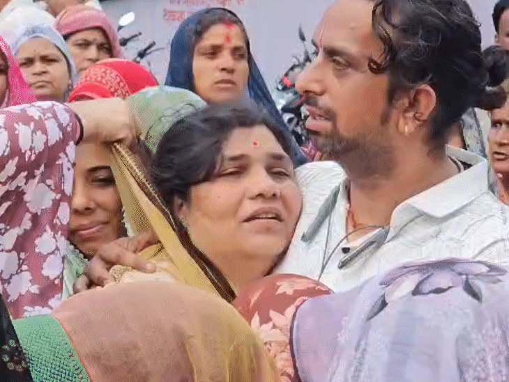 मृतक की पत्नी बदहवास है.