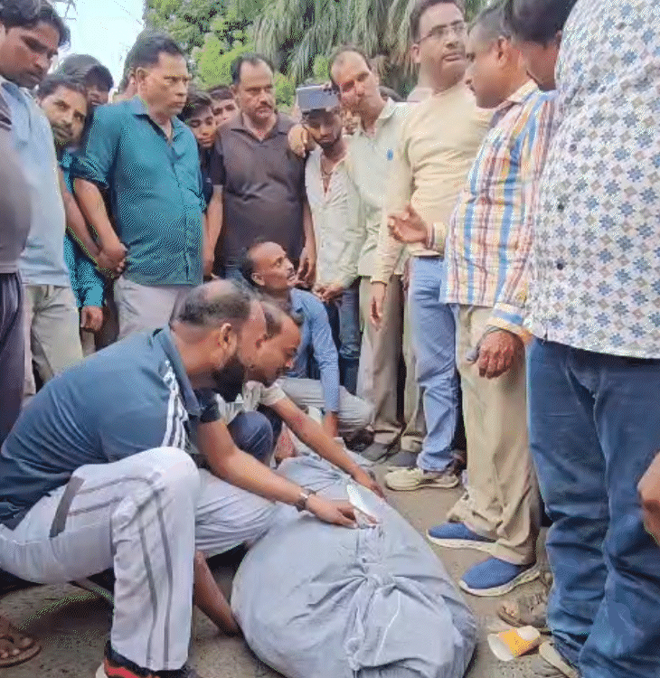 सड़क पर लाश रखकर परिजन और स्थानीय लोगों ने प्रदर्शन किया।
