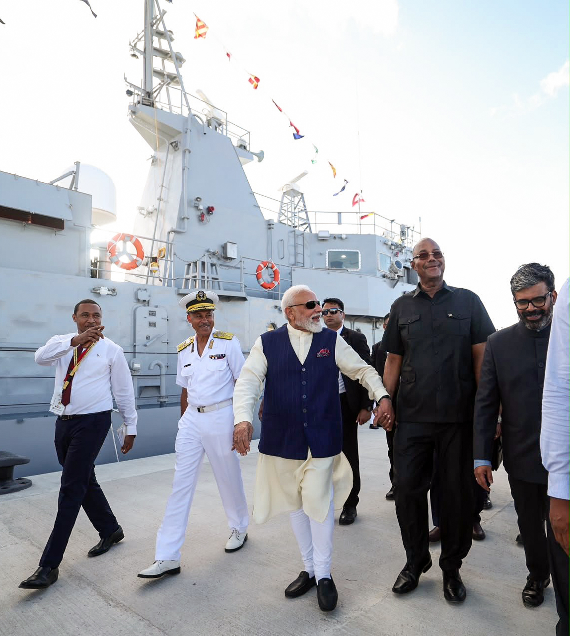 सेशेल्स की राजधानी विक्टोरिया में शनिवार को प्रधानमंत्री नरेंद्र मोदी और राष्ट्रपति पैट्रिक हर्मिनी ने सेशेल्स कोस्ट गार्ड को भारत में बना फास्ट पेट्रोल वेसल 'लेस्पवार' सौंपा।