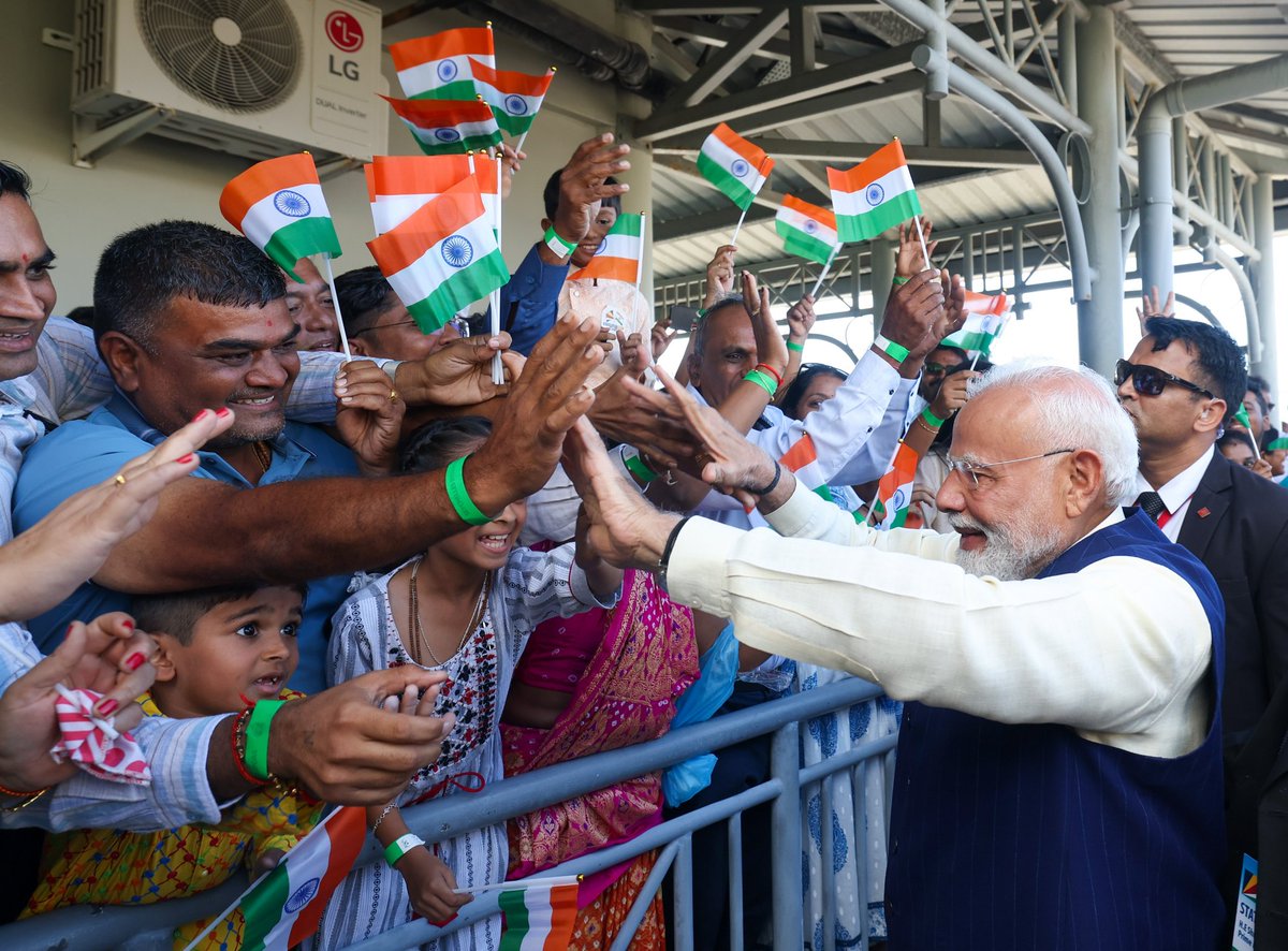 प्रधानमंत्री नरेंद्र मोदी का सेशेल्स एयरपोर्ट पर भारतीय समुदाय के लोगों ने स्वागत किया।