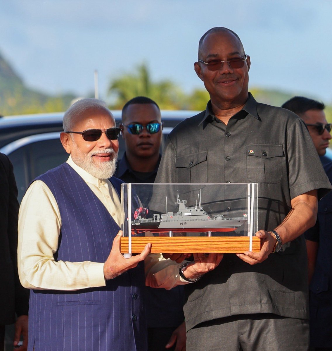 प्रधानमंत्री नरेंद्र मोदी ने शनिवार को राष्ट्रपति पैट्रिक हर्मिनी को भारत में बना फास्ट पेट्रोल वेसल 'पीएस लेस्पवार' सौंपा। इससे सेशेल्स की समुद्री निगरानी और उसके विशेष आर्थिक क्षेत्र (EEZ) में गश्त की क्षमता मजबूत होगी।
