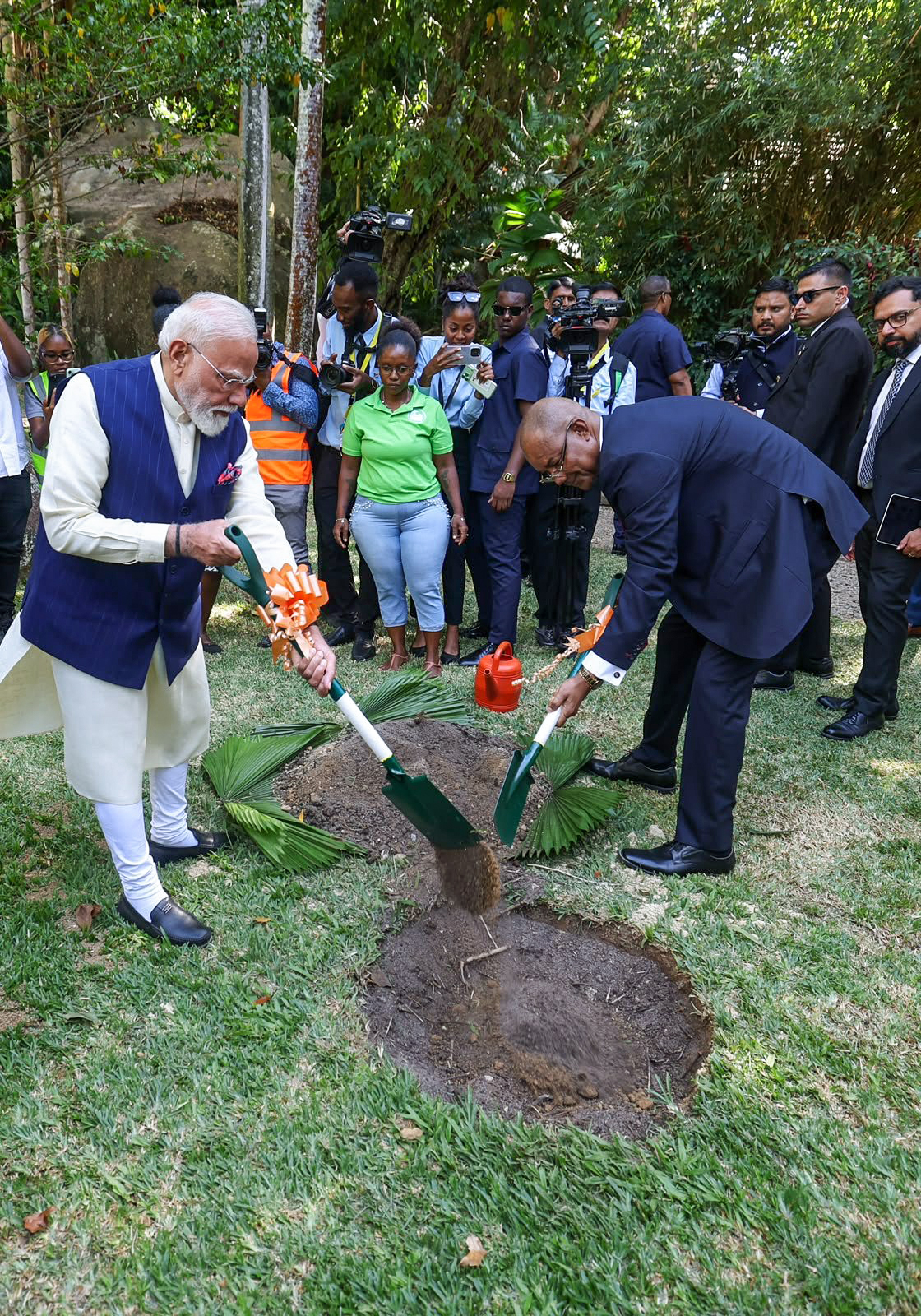 PM मोदी ने सेशेल्स के राष्ट्रपति पैट्रिक हर्मिनी के साथ सेशेल्स नेशनल बॉटनिकल गार्डन का दौरा किया। इस दौरान दोनों नेताओं ने परिसर में एक स्मृति पौधा भी लगाया।