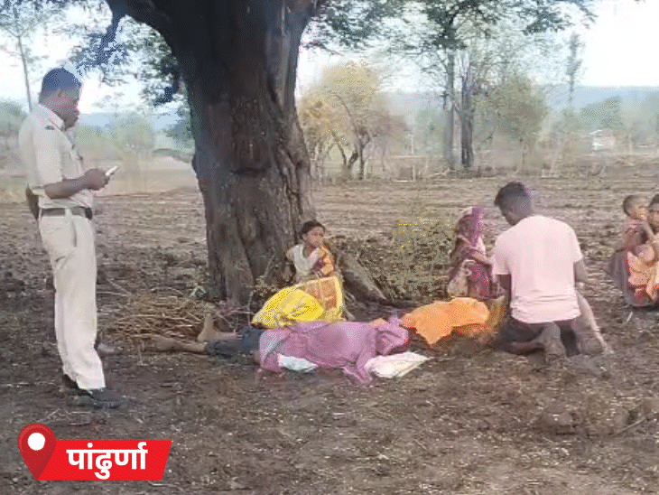 मध्य प्रदेश के पांढुर्णा में खेत में काम कर रहे युवक पर बिजली गिर गई।