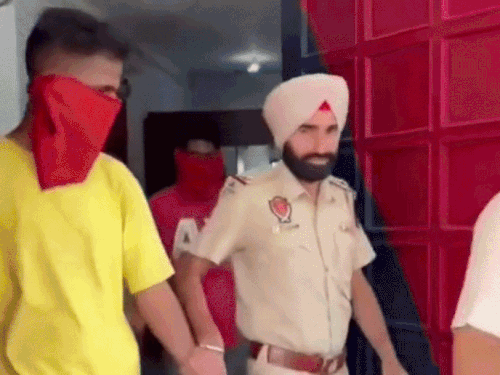 पाकिस्तान की जासूसी के आरोप में पकड़े गए तीनों युवकों को लेकर जाती पुलिस टीम।