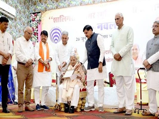 स्वर्गीय शालिग्राम तोमर स्मृति राष्ट्रीय सेवा पुरस्कार समारोह में सीएम मोहन यादव और मंत्री कैलाश विजयवर्गीय शामिल हुए.
