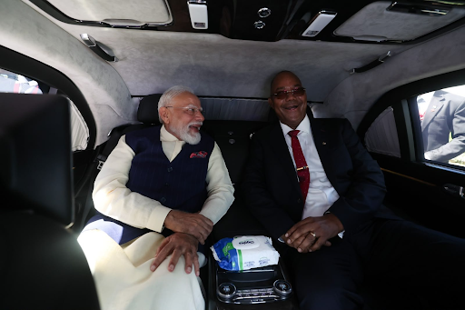 पीएम मोदी और सेशेल्स के राष्ट्रपति पैट्रिक हर्मिनी के साथ नेशनल बोटैनिकल गार्डन जाते हुए।