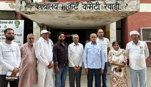 मीटिंग के बाद सदस्यों और सचिव के साथ चेयरमैन।