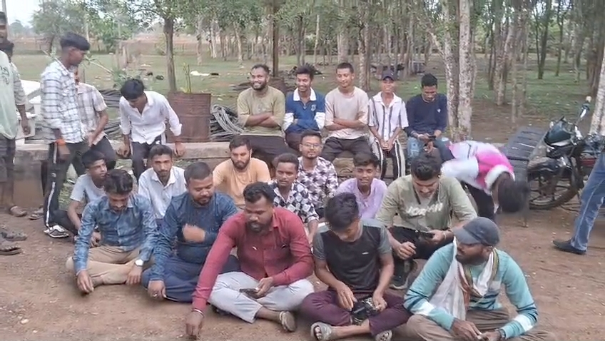 बिजली विभाग के अफसरों पर कार्रवाई और मुआवजे की मांग को लेकर ग्रामीणों ने बिजली ऑफिस में किया प्रदर्शन।