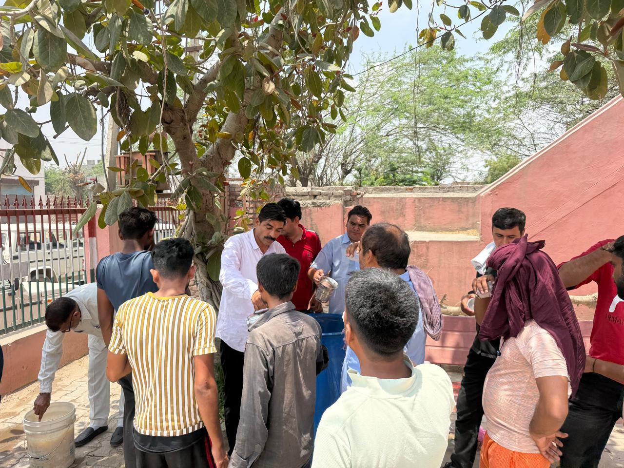 मीठे पानी की छबील लगाते कर्मचारी।