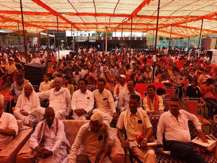 प्रतिभा सम्मान समारोह में मौजूद खटीक समाज के महिला पुरुष व अन्य।
