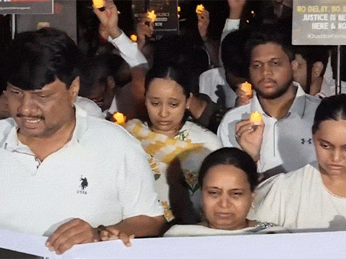 कैंडल मार्च के दौरान केतन के माता-पिता समेत अन्य लोग भावुक नजर आए।
