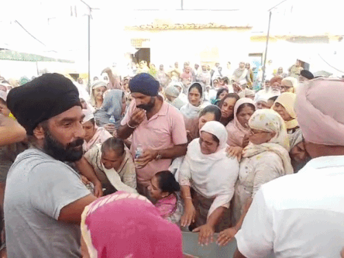 सुपनदीप के शव के अंतिम दर्शन करते परिजन।