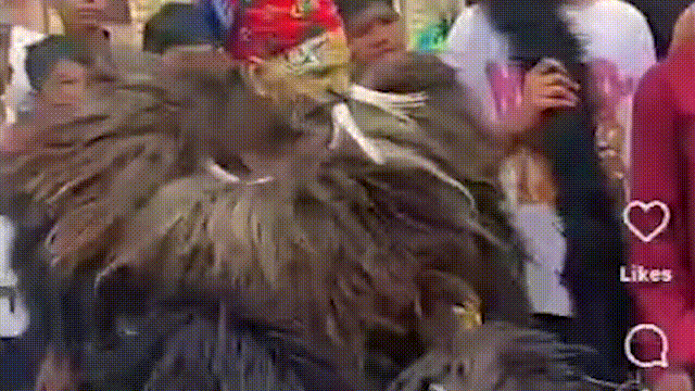 शेर डांस के दौरान मुंह में चाकू दबाए हुए युवक।