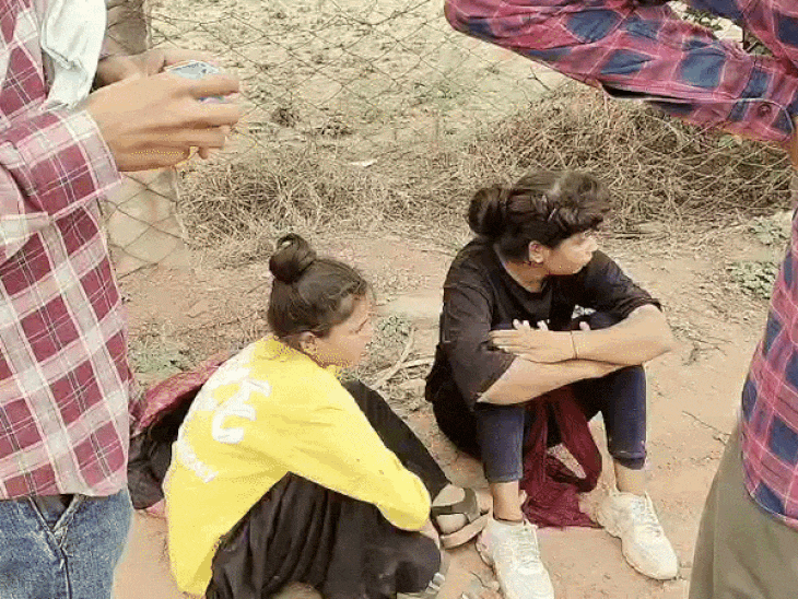 लोगों ने दोनों युवतियों को पकड़ लिया