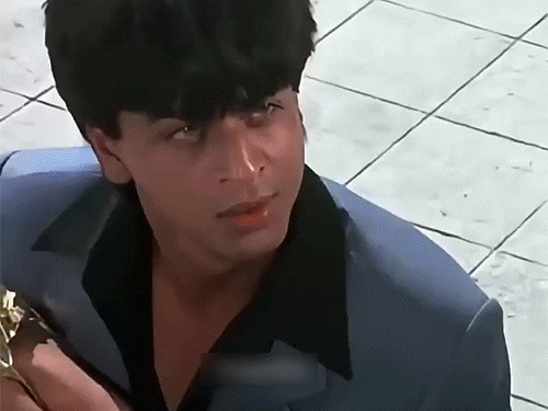 वह सीन जहां शाहरुख खान शिल्पा शेट्टी को धक्का देते हैं।