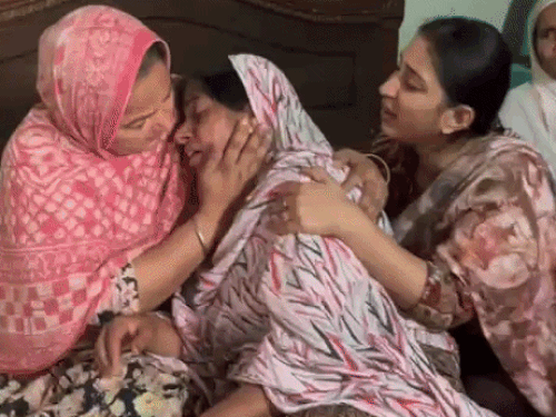 बेटे की मौत पर विलाप करती मां और बहन।