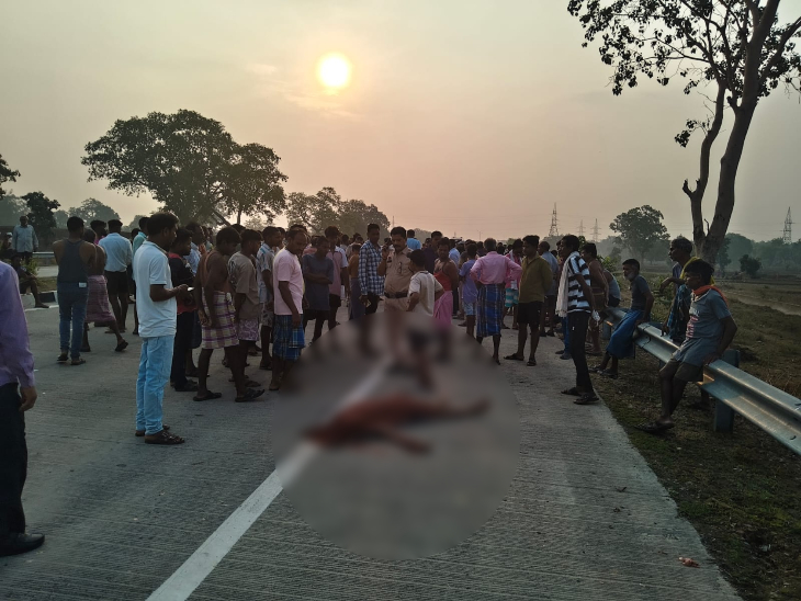 हादसे के बाद घटनास्थल पर लोगों की भीड़ जमा हो गई।