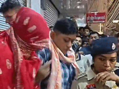 मौके से 3 युवतियां और 3 कस्टमर पकड़े गए हैं।