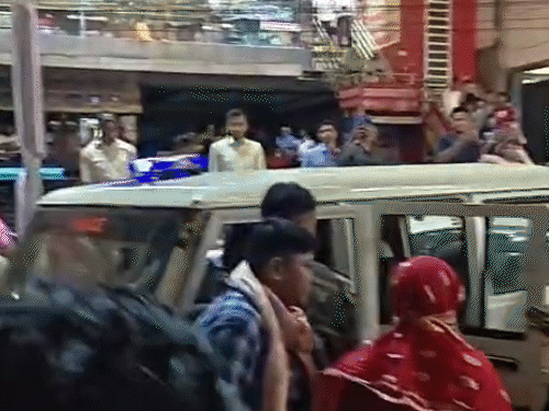 पुलिस इन्हें गिरफ्तार कर थाने ले गई, जहां इनसे पूछताछ जारी है।