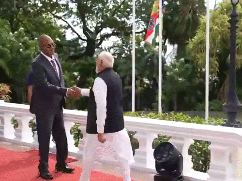 राष्ट्रपति पैट्रिक और मोदी ने हाथ मिलाया और बातचीत की। दोनों के बीच द्वपक्षीय बैठक जल्द होगी।