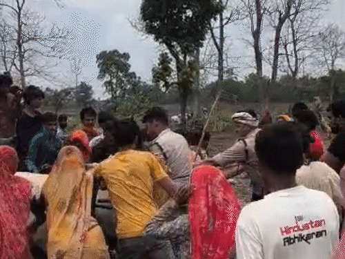 घायल वनकर्मियों ने कहा-हमला करने के लिए महिलाओं को आगे किया गया था.