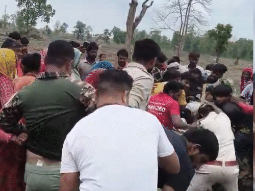 हमले में 8 वनकर्मी घायल हो गये.