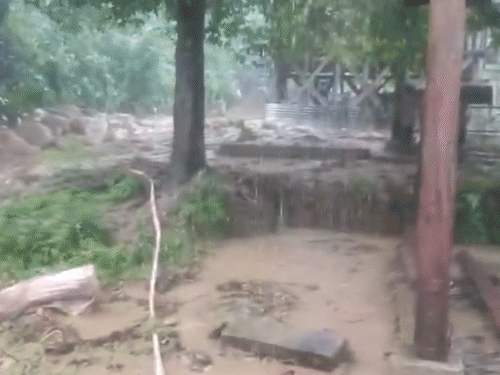 अरुणाचल प्रदेश के सियांग लांगो में लैंडस्लाइड के चलते बड़े-बड़े पत्थर रास्ते में आ गए।