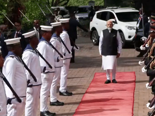 प्रधानमंत्री मोदी को रविवार को सेशेल्स में स्टैटिक गार्ड ऑफ ऑनर दिया गया।