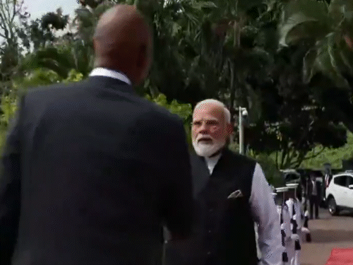 प्रधानमंत्री मोदी उसके बाद सेशेल्स के राष्ट्रपति पैट्रिक हर्मिनी से मिले।