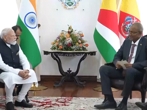 इसके बाद राष्ट्रपति पैट्रिक ने मोदी का स्वागत किया। दोनों के बीच द्विपक्षीय बैठक शुरू हो गई है।