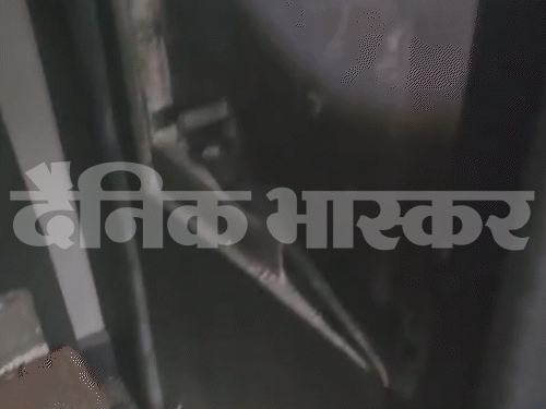 लॉकर की एक परत टूटी हुई थी.