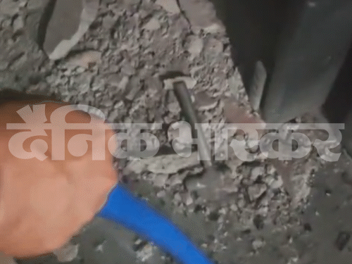 लॉकर के नीचे कंक्रीट और धातु के टुकड़े बिखरे हुए थे।