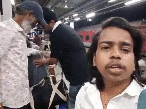 रविवार सुबह सतेंद्र ने मुंबई रेलवे स्टेशन से एक और वीडियो जारी किया।