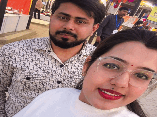 कपड़ा कारोबारी राहुल अपनी पत्नी के साथ। प्रीति से 2 साल पहले ही लव मैरिज की थी। - Dainik Bhaskar