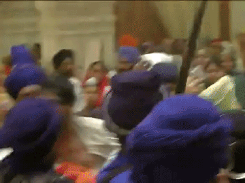 गुरुद्वारे में निहंगों ने ‌व्यक्ति की पिटाई की।