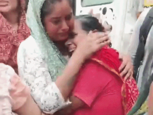 दुकानदार के फांसी लगाने के बाद परिजन रोते हुए।