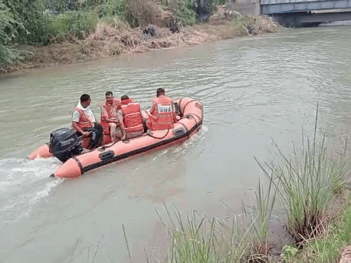 नहर में रोहित की तलाश करती SDRF टीम।